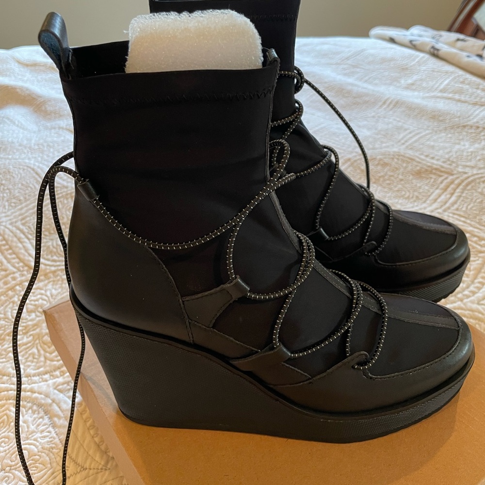 Steve Madden Atomic Black Leather Wedges